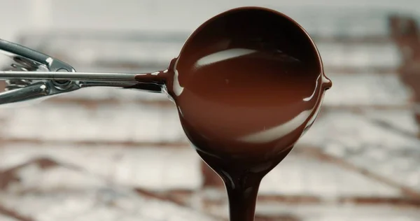 Chocolat liquide en tissu de chocolat, fabrication de barres de chocolat — Photo