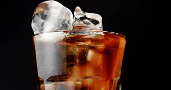 Cocktail with cola and limes slices isolated on black — Stock Photo, Image