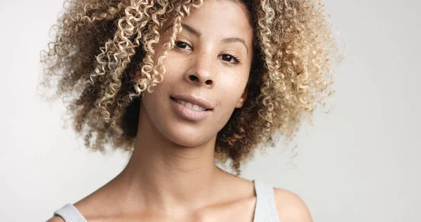 Svart kvinna med lockigt afro hiar porträtt — Stockfoto