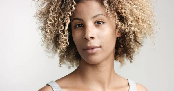 カーリーのアフロ hiar 肖像画をもつ黒人女性 — ストック写真