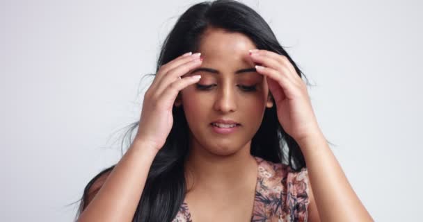 Retrato de una hermosa chica india en top floral — Vídeo de stock