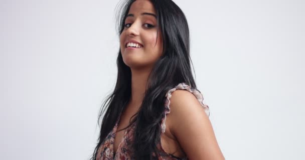 Retrato de uma menina indiana bonita no topo floral — Vídeo de Stock