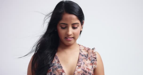 Retrato de una hermosa chica india en top floral — Vídeo de stock