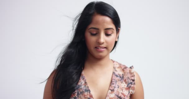 Portret van een vrij Indiase meisje in bloemen top — Stockvideo