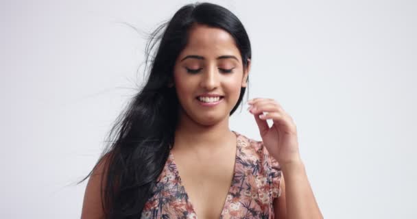 Portrait d'une jolie fille indienne en haut floral — Video