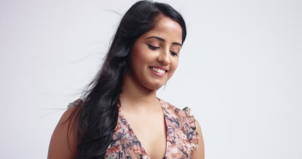 Portrait d'une jolie fille indienne en haut floral — Video