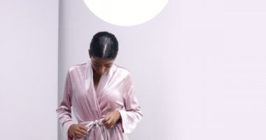 Pembe ipek sabahlık çekici Fas genç kadın