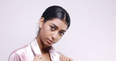 Tatlı Orta Doğu kız mükemmel cilt ile yakın çekim