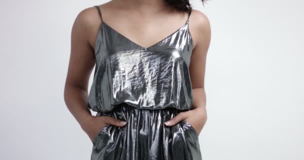 Serin metalik tek parça takım elbise oynak Hintli kız — Stok video