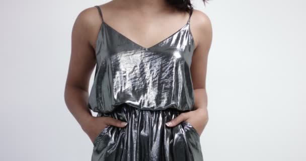 Lekfull indisk flicka i cool metallic one piece suit — Stockvideo