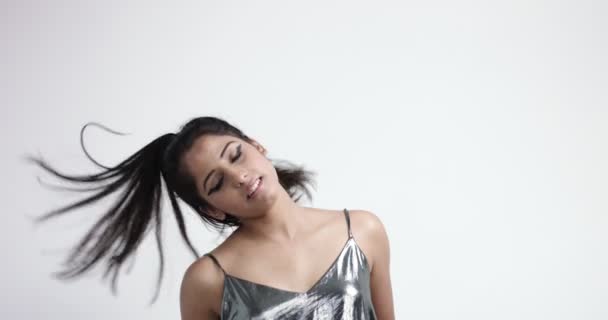 Chica india juguetona en traje metálico fresco de una sola pieza — Vídeo de stock