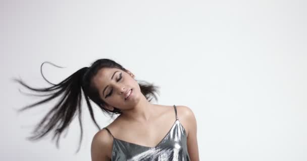 Fille indienne ludique en costume métallique une pièce cool 