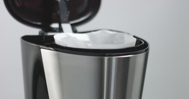 Kaffeezubereitung in konventioneller Kaffeemaschine — Stockvideo