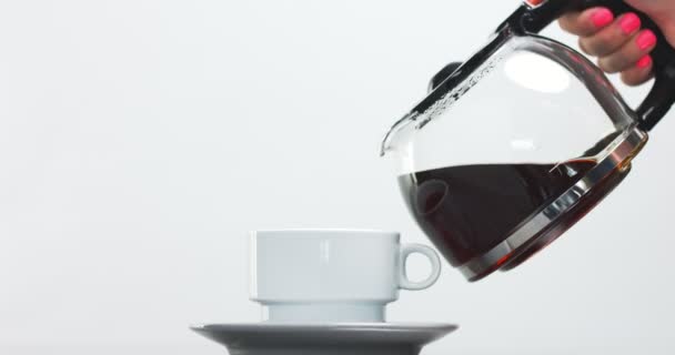 Hacer café en la cafetera convencional — Vídeo de stock