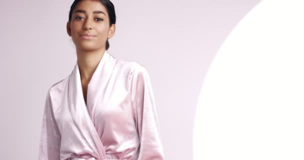 Hermosa chica marroquí preparándose para el tratamiento de spa — Vídeos de Stock