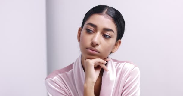 Doce menina do Oriente Médio com a pele perfeita de perto — Vídeo de Stock