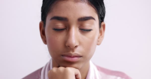 Doce menina do Oriente Médio com a pele perfeita de perto — Vídeo de Stock