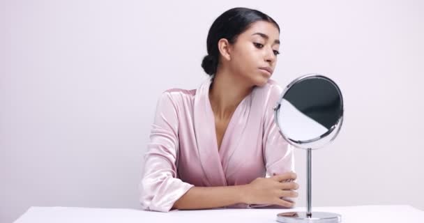 Pretty young woman in pink dressing gown with a mirror — Stock Video