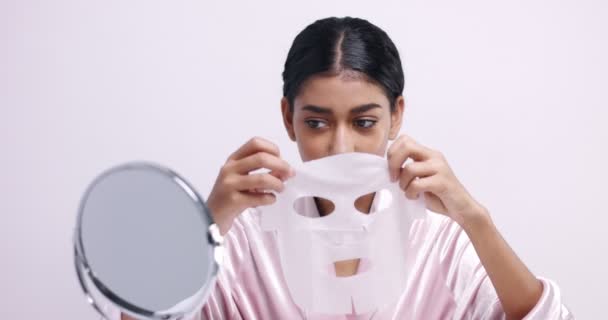 Jolie jeune femme en feuille masque facial — Video