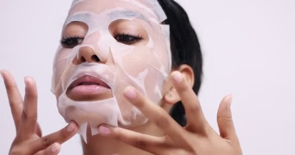 Jolie jeune femme en feuille masque facial — Video