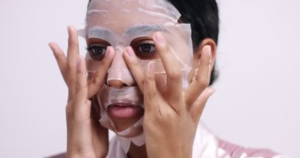 Mulher bonita em folha máscara facial — Vídeo de Stock