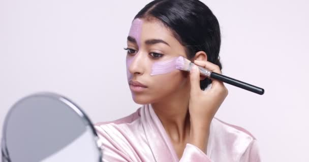 Young Moroccan woman in clay face mask peeling mask — Stock Video