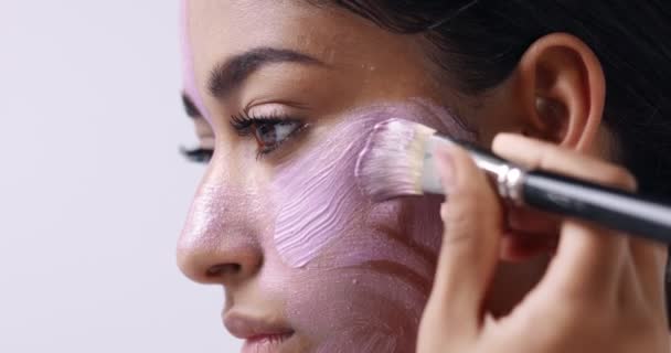 Young Moroccan woman in clay face mask peeling mask — Stock Video