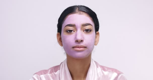 Mujer joven marroquí en mascarilla de barro mascarilla peeling — Vídeo de stock