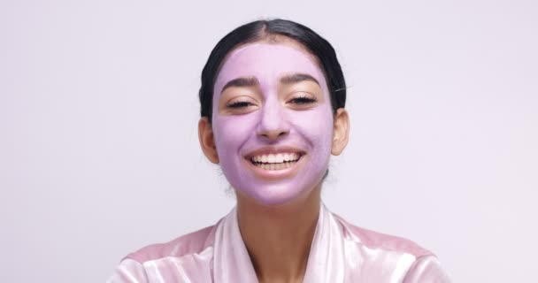Jonge Marokkaanse vrouw in klei masker peeling gezichtsmasker — Stockvideo