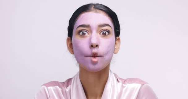 Νεαρή μαροκινή γυναίκα στο ξεφλούδισμα μάσκα μάσκα αργίλου — Αρχείο Βίντεο