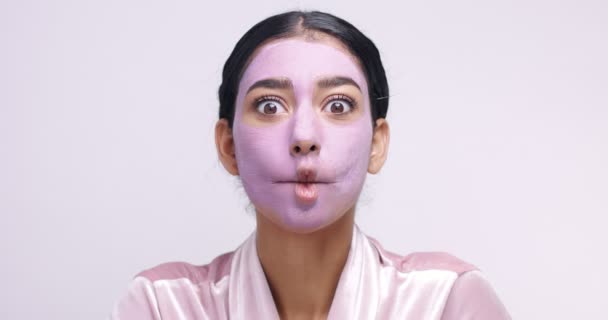 Mujer joven marroquí en mascarilla de barro mascarilla peeling — Vídeo de stock