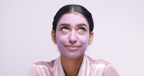 Ung marockanska kvinna i ansikte mask peeling lermask — Stockvideo