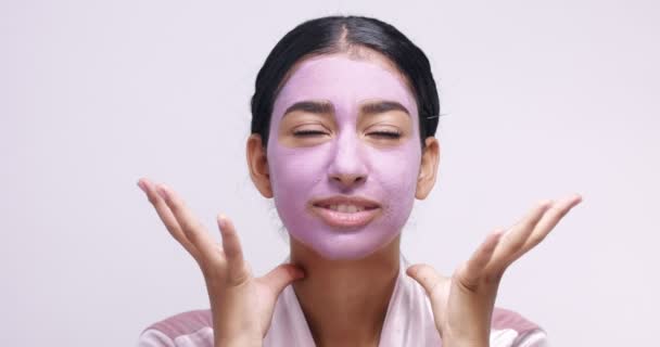Mulher marroquina jovem em máscara facial de barro descascando máscara — Vídeo de Stock
