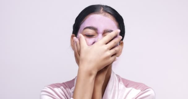 Mladá žena marocké v jílu tvář masku slupovací masku — Stock video