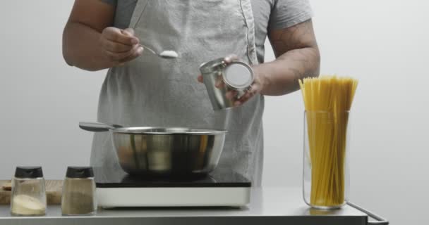 Chef noir bouillant des spaghettis, gros plan — Video