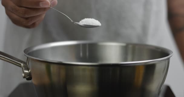 Zwart van de chef-kok spaghetti koken, close-up — Stockvideo