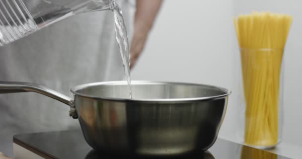 Чорний шеф-кухар кипить спагетті, крупним планом — стокове відео