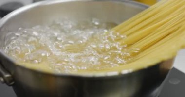 Spagetti için kaynar su ekleme