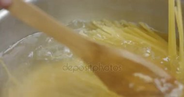 Spagetti için kaynar su ekleme