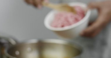 Bolognese makarna için sos yemek