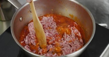 Bolognese makarna için sos yemek