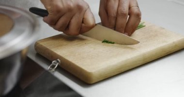Frenk soğanı ahşap bir gemide doğramak, yakın çekim