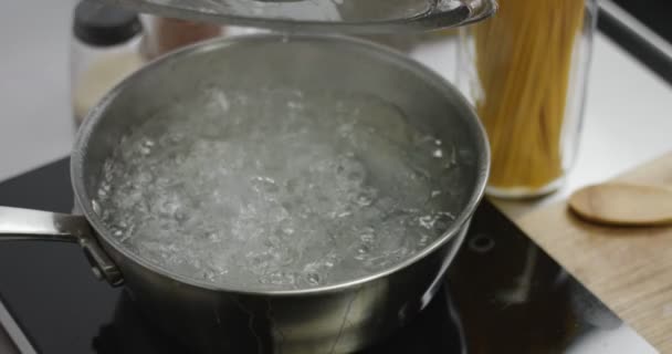 Acqua bollente in padella ad alto calore — Video Stock