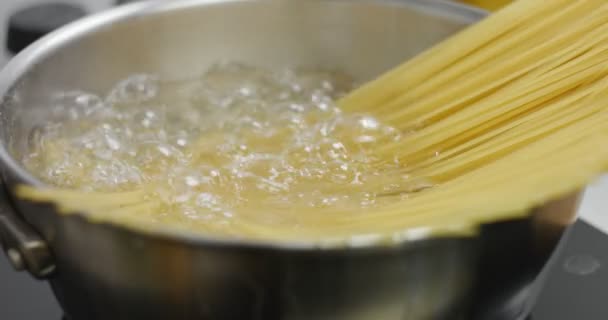 Aggiungere gli spaghetti all'acqua bollente — Video Stock