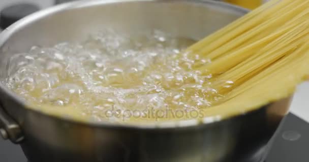 Spaghetti zu kochendem Wasser hinzufügen — Stockvideo