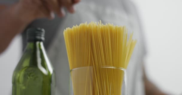 Lägga olja att panorera, Matlagning pasta — Stockvideo