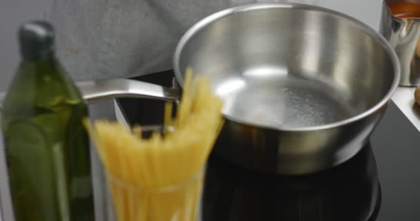 Añadir aceite a la sartén, cocinar pasta — Vídeo de stock