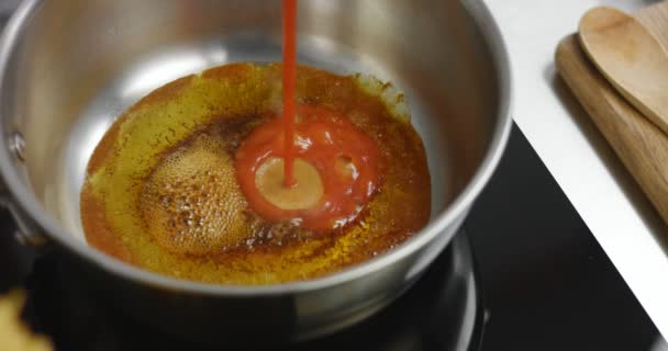 Adding tomato sauce and spices to saucepan — Stock Video