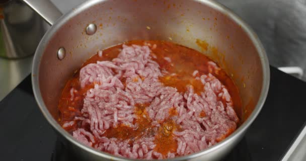 Vaření boloňská omáčka na těstoviny — Stock video