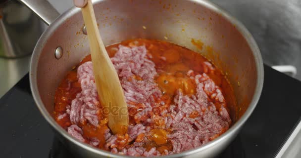 Приготовление колбасного соуса для макарон — стоковое видео